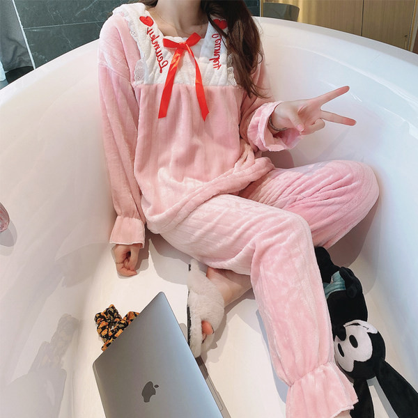 Plišana zimska pidžama iz dva dijela sa vezom