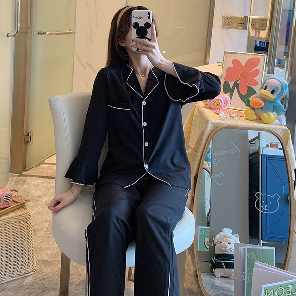 Ženska pidžama iz dva dijela na gumbe