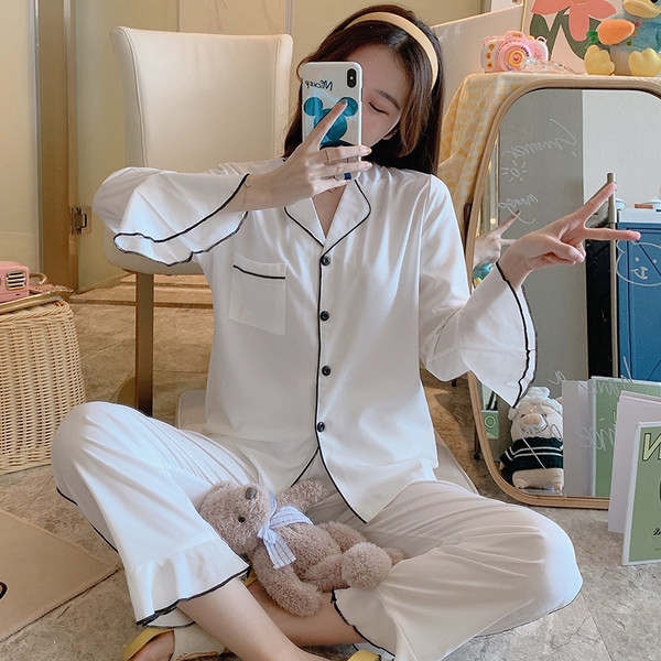 Ženska pidžama iz dva dijela na gumbe