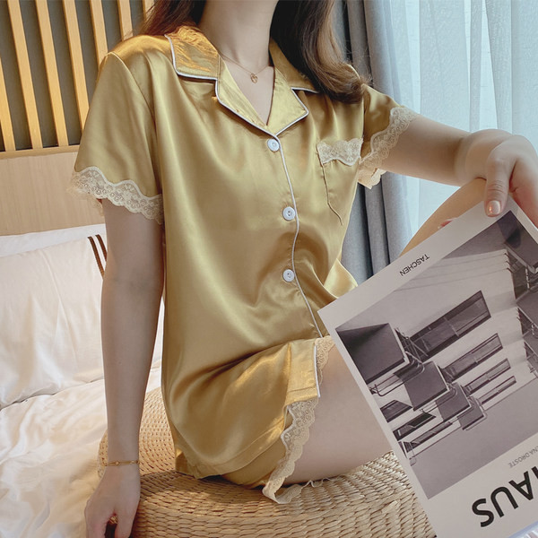 Κοντές καλοκαιρινές πιτζάμες με δαντέλα και λαμπερό αποτέλεσμα