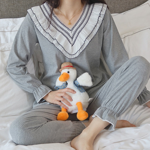 Ženska pidžama s kovrčama i špic izrezom