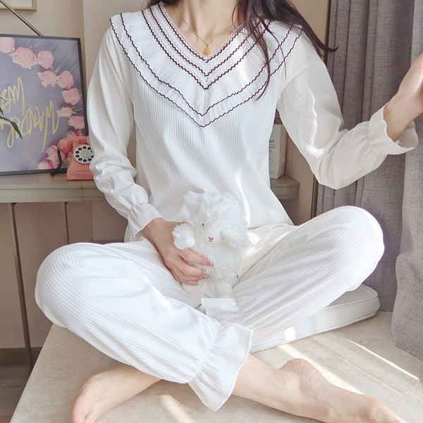 Ženska pidžama s kovrčama i špic izrezom