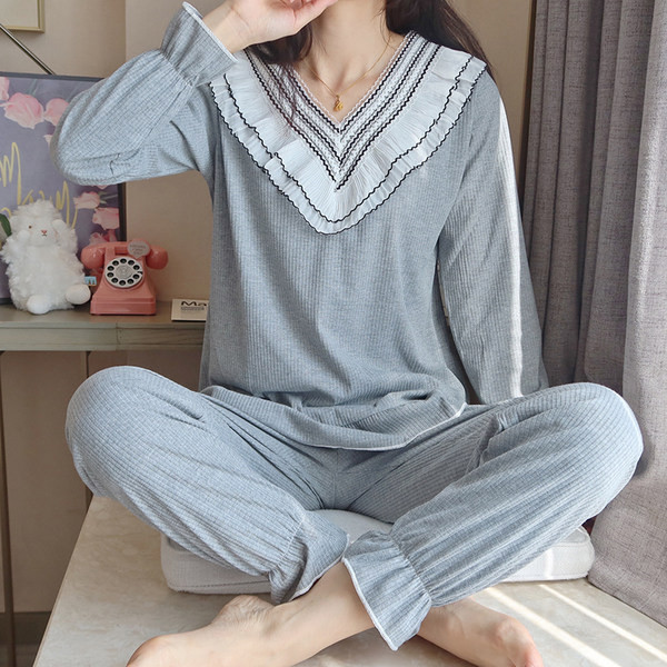 Ženska pidžama s kovrčama i špic izrezom