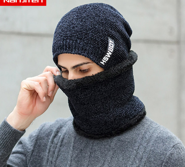 Debela zimska kapa i šal sa grbom