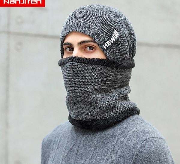 Debela zimska kapa i šal sa grbom