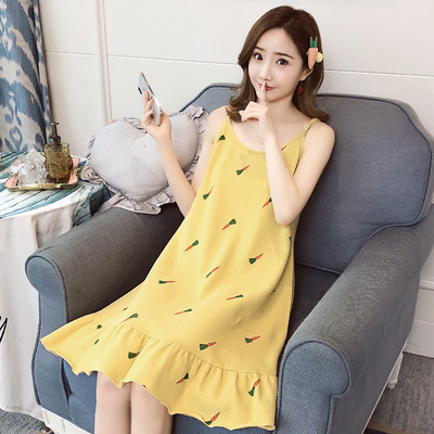 Ženska spavaćica s tankim naramenicama i aplikacijom