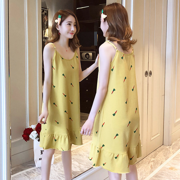 Ženska spavaćica s tankim naramenicama i aplikacijom