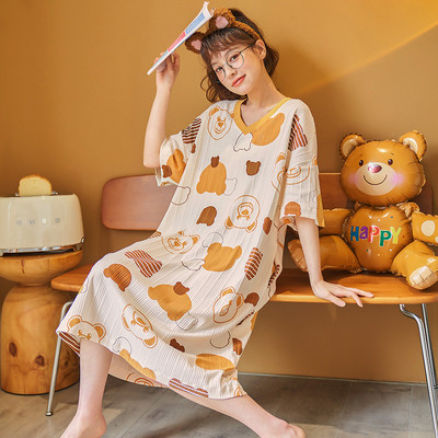 Ženska pamučna spavaćica s ovalnim izrezom i šarenom aplikacijom