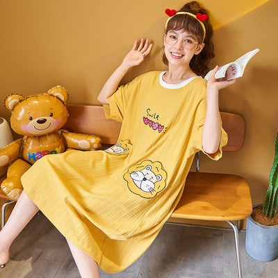 Ženska pamučna spavaćica s ovalnim izrezom i šarenom aplikacijom