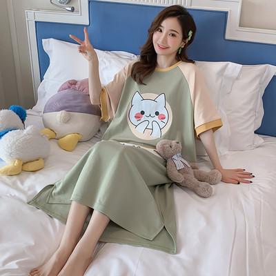 Ženska pamučna spavaćica s ovalnim izrezom i šarenom aplikacijom