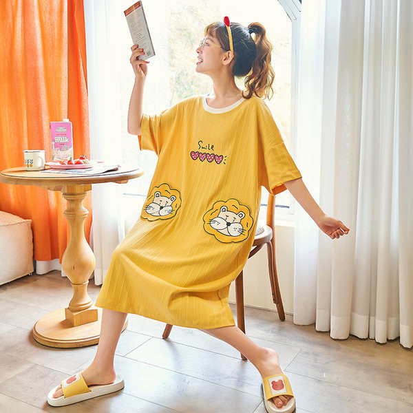 Ženska pamučna spavaćica s ovalnim izrezom i šarenom aplikacijom