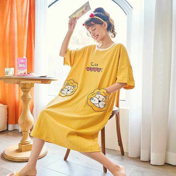 Ženska pamučna spavaćica s ovalnim izrezom i šarenom aplikacijom