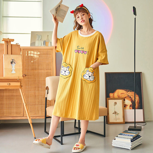 Ženska pamučna spavaćica s ovalnim izrezom i šarenom aplikacijom