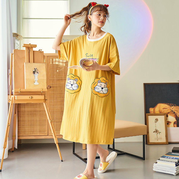 Ženska pamučna spavaćica s ovalnim izrezom i šarenom aplikacijom