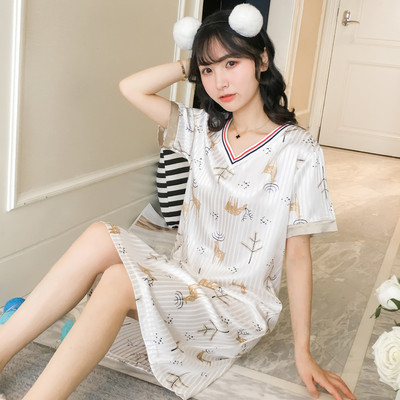 Ženska satenska spavaćica kratkih rukava i špic izreza