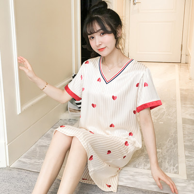 Ženska satenska spavaćica kratkih rukava i špic izreza