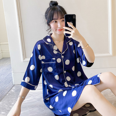 Ženska satenska spavaćica kratkih rukava i špic izreza