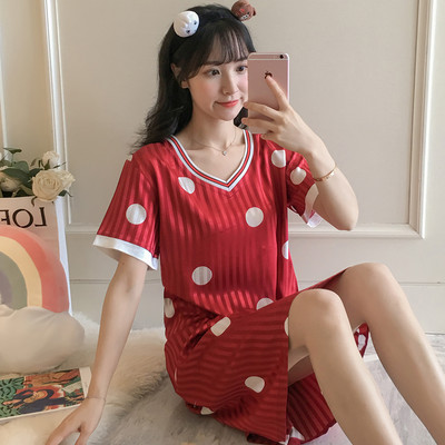 Ženska satenska spavaćica kratkih rukava i špic izreza