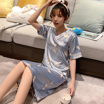 Ženska satenska spavaćica kratkih rukava i špic izreza