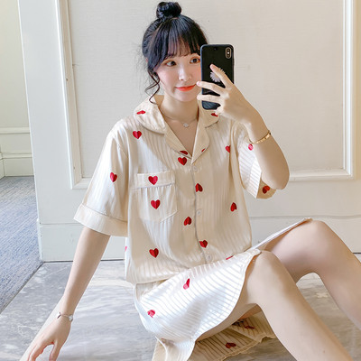 Ženska satenska spavaćica kratkih rukava i špic izreza