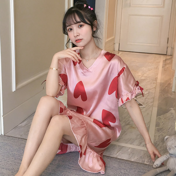 Ženska satenska spavaćica kratkih rukava i špic izreza