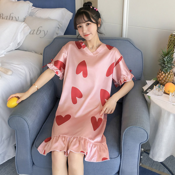 Ženska satenska spavaćica kratkih rukava i špic izreza