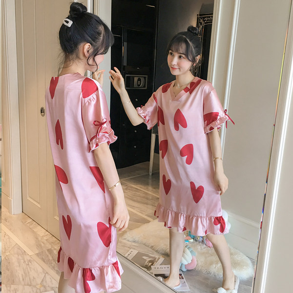 Ženska satenska spavaćica kratkih rukava i špic izreza