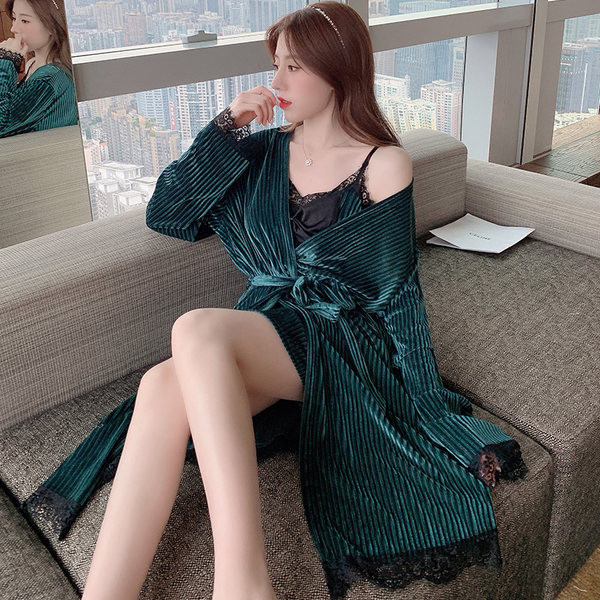 Дамски комплект от кадифе - нощница и халат