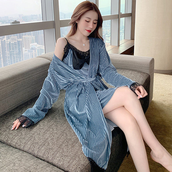 Дамски комплект от кадифе - нощница и халат