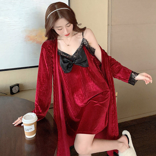 Дамски комплект от кадифе - нощница и халат