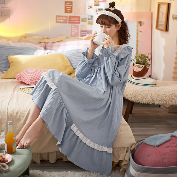 Ženska spavaćica s kovrčama i trakom