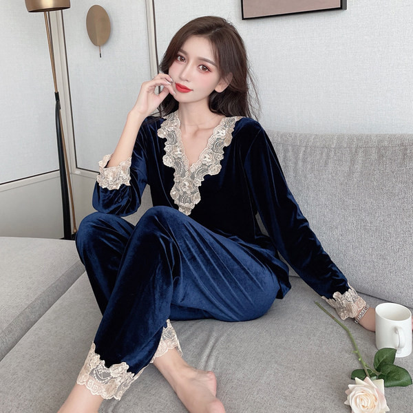 Elegantna ženska pidžama od baršuna s čipkom