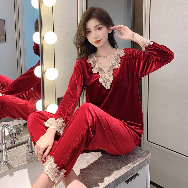 Elegantna ženska pidžama od baršuna s čipkom