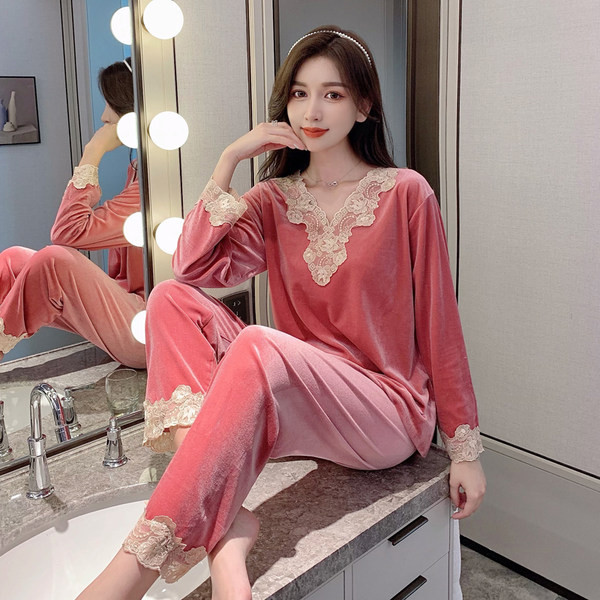 Elegantna ženska pidžama od baršuna s čipkom