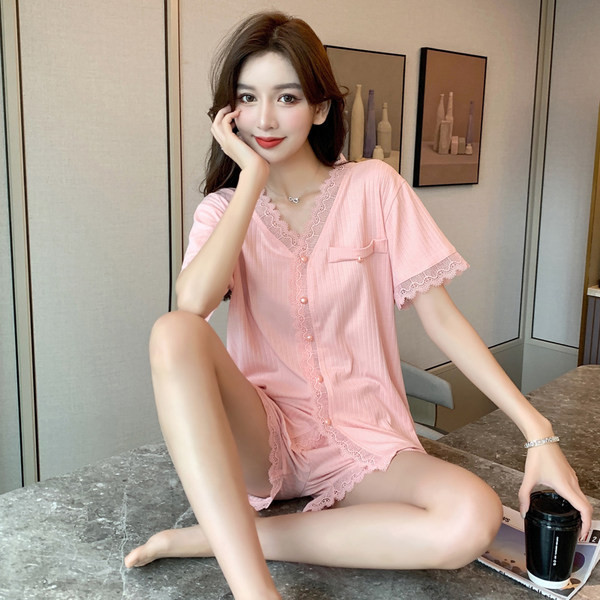 Ženska dvodijelna pidžama s kratkim rukavima na čipku i gumbima