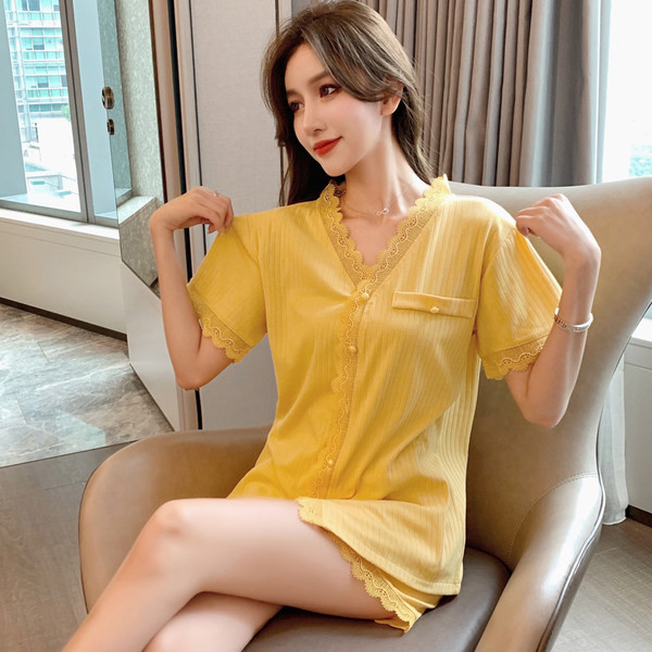 Ženska dvodijelna pidžama s kratkim rukavima na čipku i gumbima