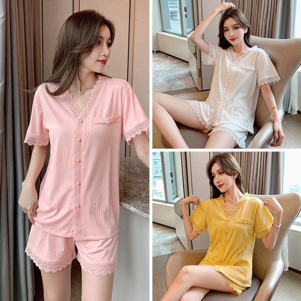 Ženska dvodijelna pidžama s kratkim rukavima na čipku i gumbima