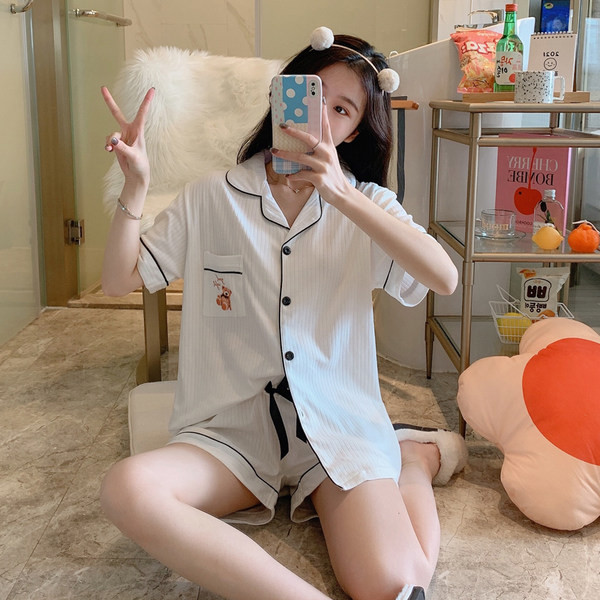 Ženska pidžama iz dva dijela sa džepovima i gumbima