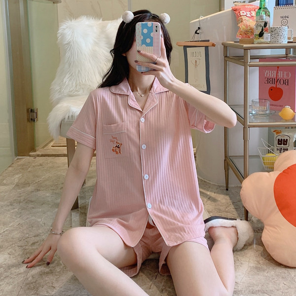 Ženska pidžama iz dva dijela sa džepovima i gumbima