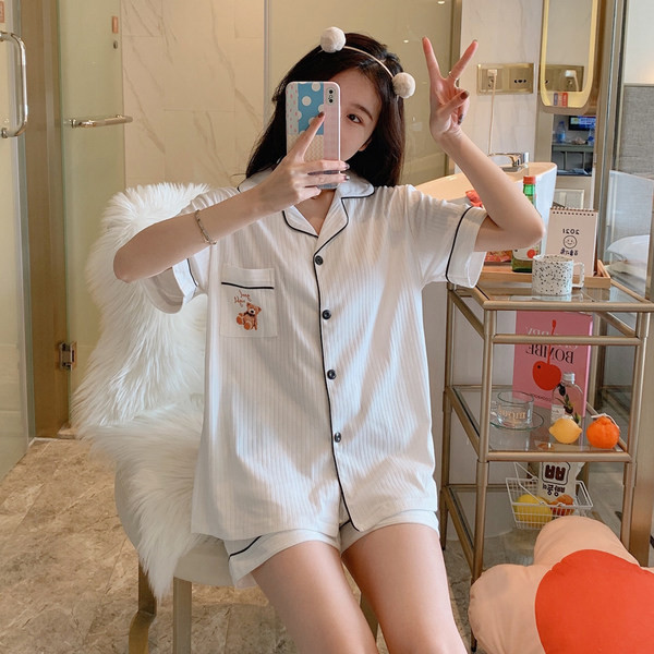 Ženska pidžama iz dva dijela sa džepovima i gumbima