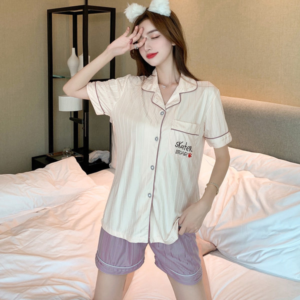 Ženska ljetna pidžama s kratkim rukavima i izvezenim natpisom