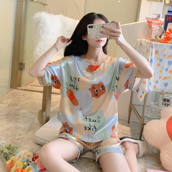 Цветна дамска пижама от две части подходяща за лятото