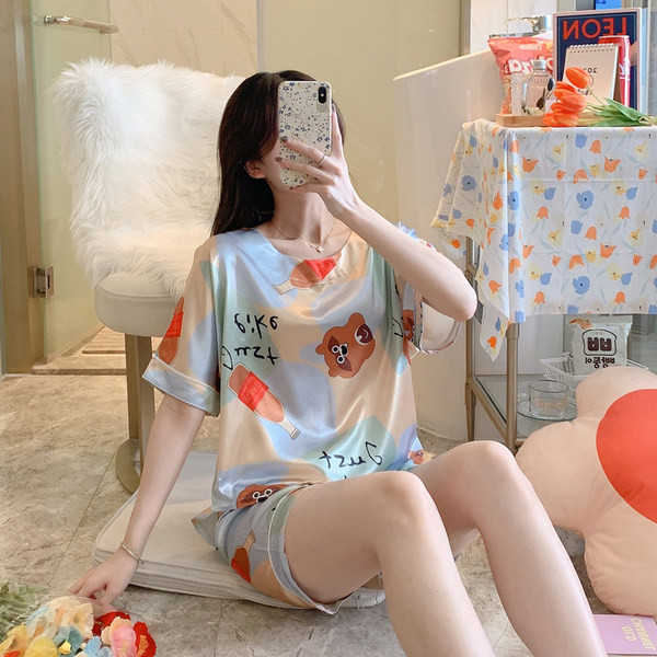 Цветна дамска пижама от две части подходяща за лятото