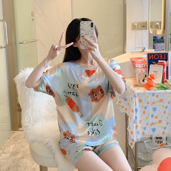 Цветна дамска пижама от две части подходяща за лятото