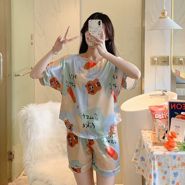 Цветна дамска пижама от две части подходяща за лятото