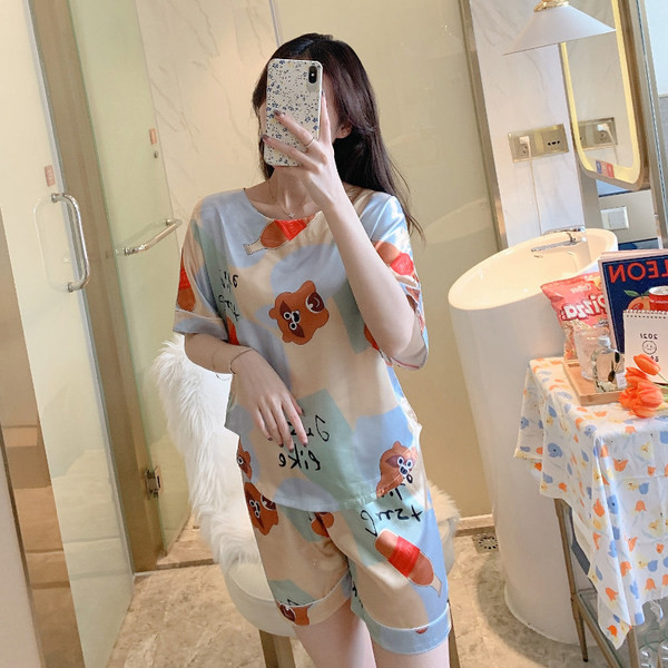 Цветна дамска пижама от две части подходяща за лятото