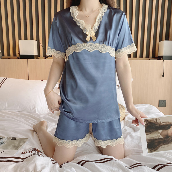 Ženska pidžama sa čipkom i trakom - iz dva dijela