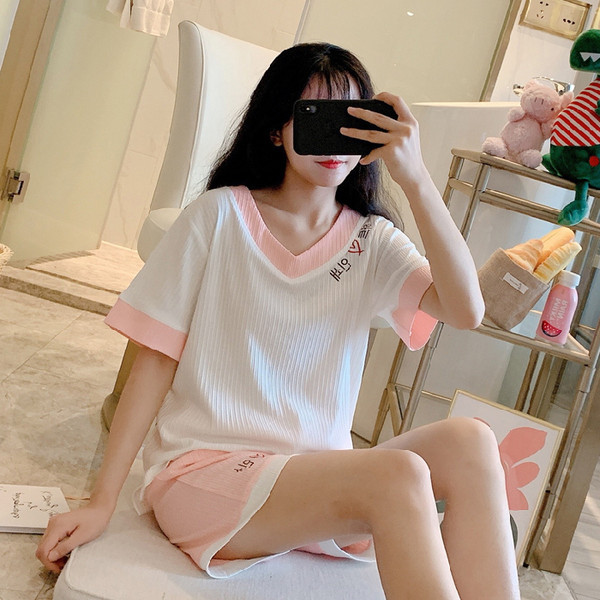 Ženska široka pidžama s kratkim rukavima i špic izrezom