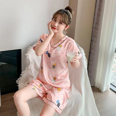 Дамска сатенена пижама от две части с къс ръкав и апликация