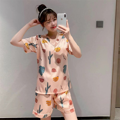 Дамска сатенена пижама от две части с къс ръкав и апликация